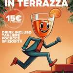 Persone che fanno aperitivo sulla terrazza del rooftop del The Apartment a Roma