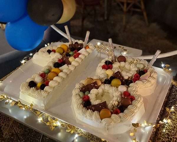 Taglio della torta durante una festa 18 anni Roma al The Apartment