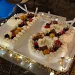 Taglio della torta durante una festa 18 anni Roma al The Apartment