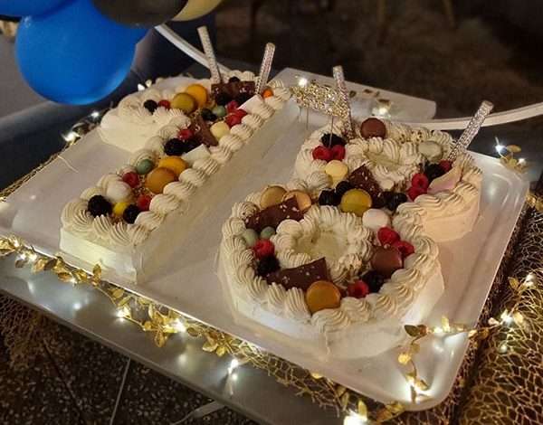 Taglio della torta durante una festa 18 anni Roma al The Apartment